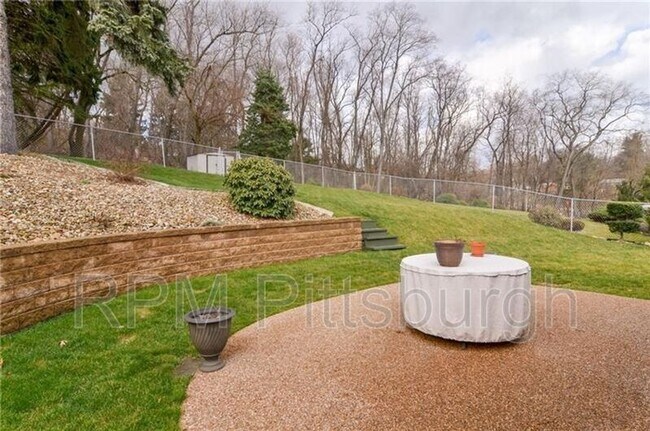 Building Photo - 825 Bethany Dr