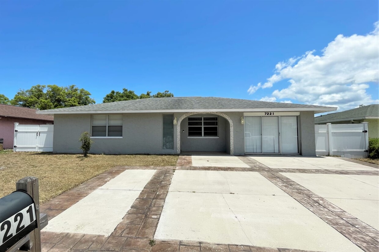 Foto principal - 7221 Embassy Blvd