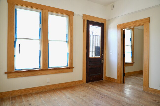 Building Photo - 710 Henry St