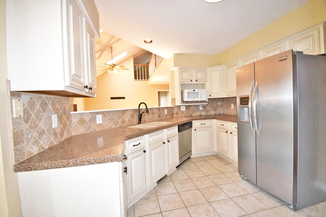Building Photo - Amazing 4BR/2BA with 4 stall barn on 5 acr...
