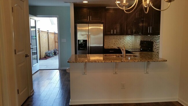 Foto del edificio - Townhome in Villages of Riverwood, Upgrades include Granite, Hdwd Floors, 1 Car Garage, Community...