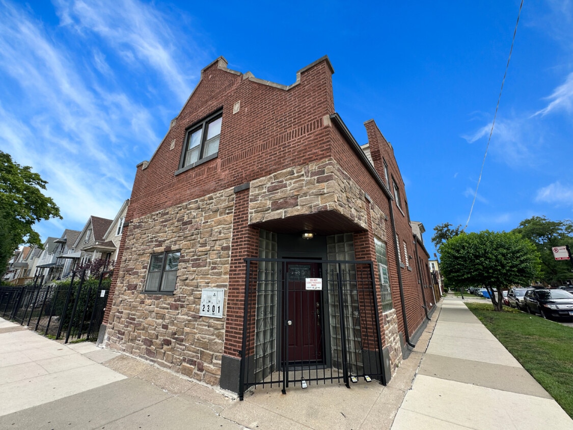 Primary Photo - 2301 N Lockwood Ave