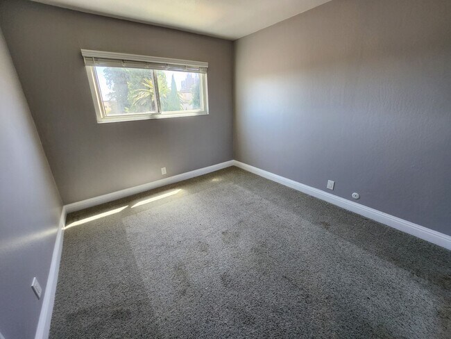 Building Photo - Updated Condo