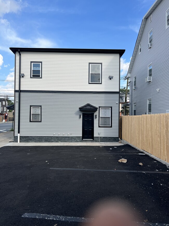 Building Photo - 331 Myrtle Ave