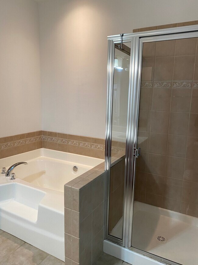 Building Photo - 3 Bedrooms Large End Unit Cypress Landing