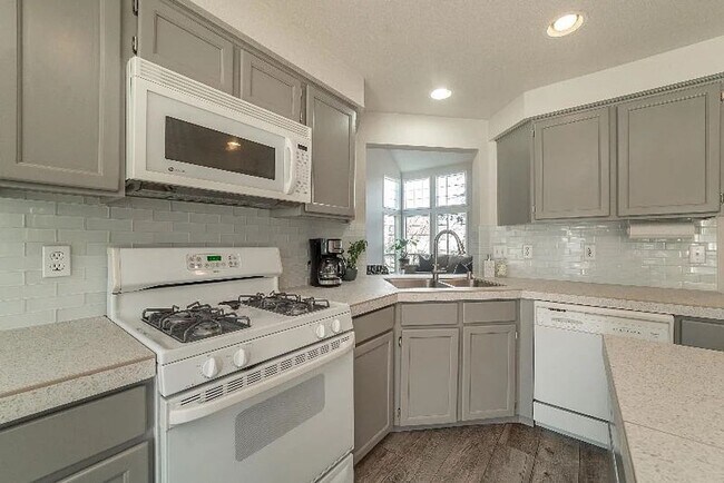 Building Photo - Beautiful Custom Home