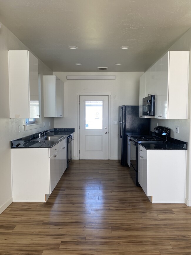 1 dormitorio: Cocina - Centennial Patio Home Apartments