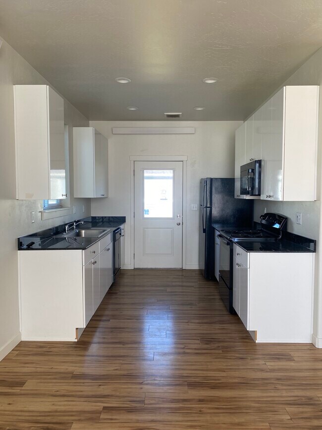1 dormitorio: Cocina - Rexburg Centennial Townhomes