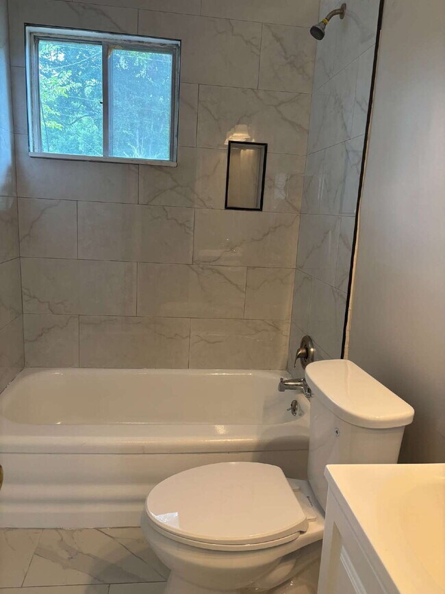 Foto del edificio - "Charming 3-Bedroom Gem on Winfield Road - Cozy Comfort Awaits in 966 Sq Ft!"