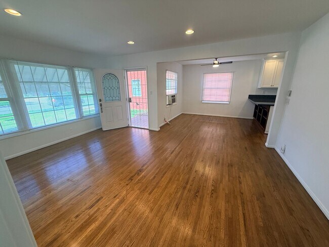 Building Photo - Adorable 2-bedroom home available for rent in Lakewood Mutuals!