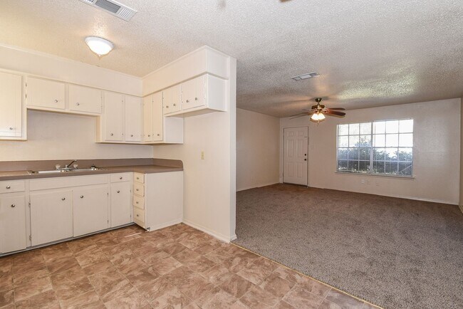 Building Photo - 3307 Maple Ave