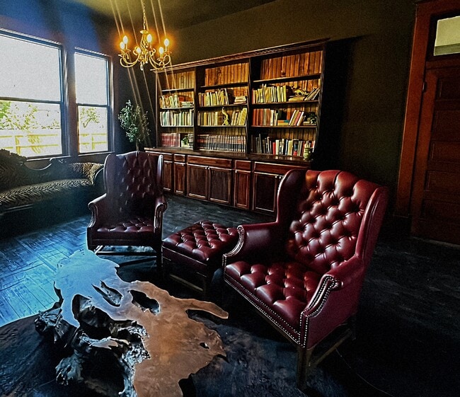 Building Photo - 406 W 1st St