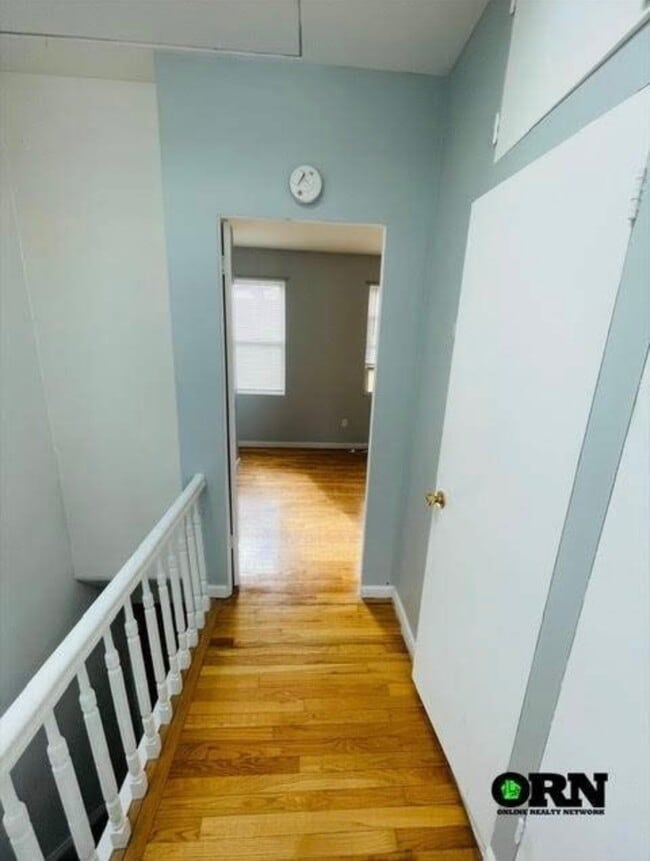 Foto del edificio - 59-83-83 Fresh Pond Rd