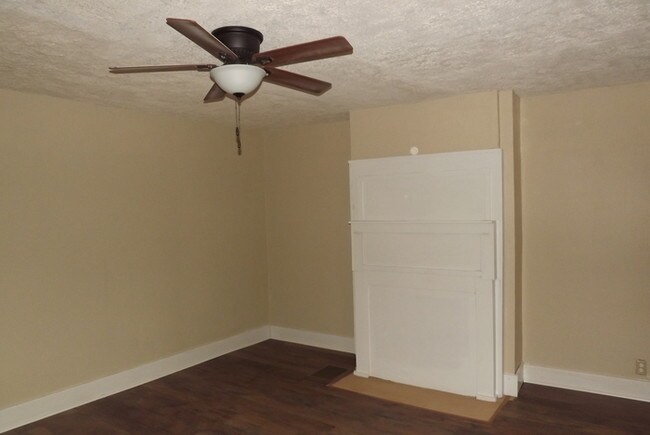 Building Photo - Spacious Victorian 3 Bedroom 2 Bath Home!