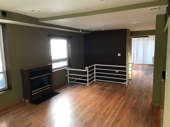 Primer piso, escaleras - 2323 N Lister Ave