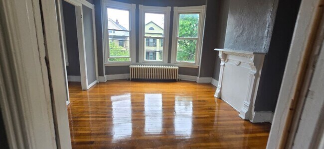 Foto del edificio - 4 bedroom, 1 bath