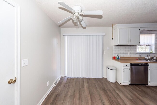 Foto del edificio - 444 Academy Rd