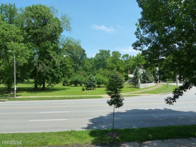 Building Photo - 2733 S Kingshighway Blvd