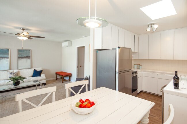 Foto del edificio - Water, Cable, Trash Included in this Beautiful 2 Bedroom Unfurnished Condo w/AC!