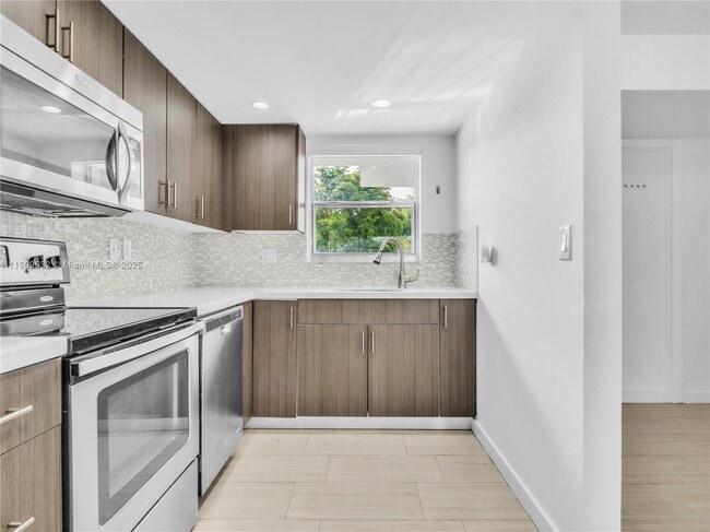 Building Photo - 9373 Fontainebleau Blvd