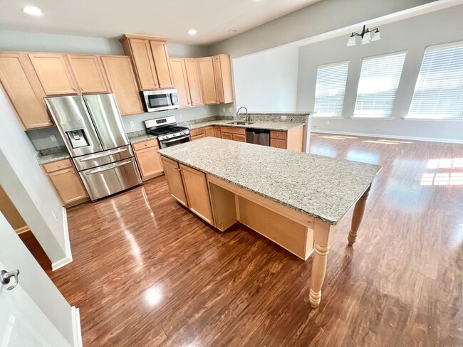 Building Photo - ***FABULOUS Kitchen ~ GRANITE & STAINLESS ...