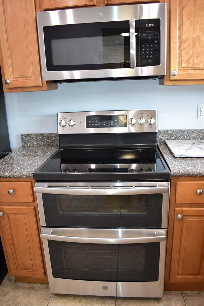 Foto del edificio - 8590 Sunrise Lakes Blvd
