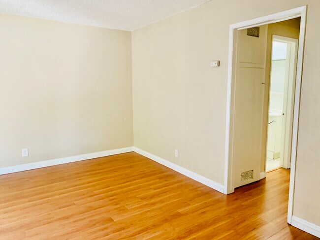 Building Photo - 1425 W Stoneridge Ct