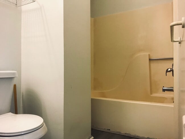 Photo - 635 N Huron St Apartments