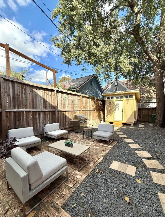 Foto del edificio - 2646 Persa St