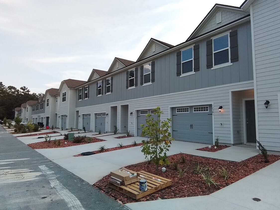 12581 NW 7th Plz, Newberry, FL 32669 Townhome Rentals in Newberry FL