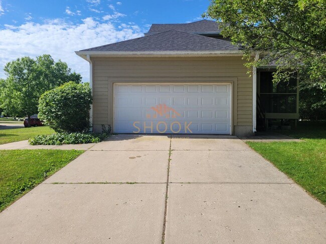 Foto del edificio - Large 3 BR Townhome/Condo - Available mid June