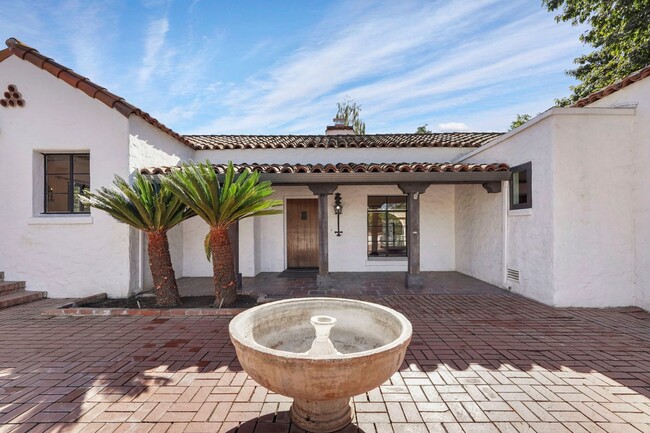 Building Photo - Beautiful Spanish Style home