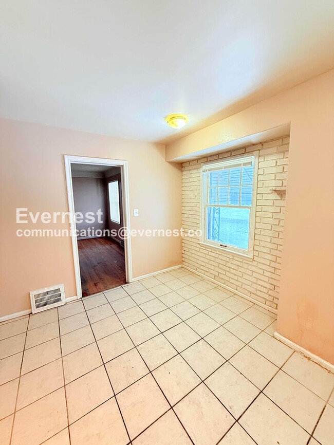 Foto del edificio - 8431 Rosemont Ave