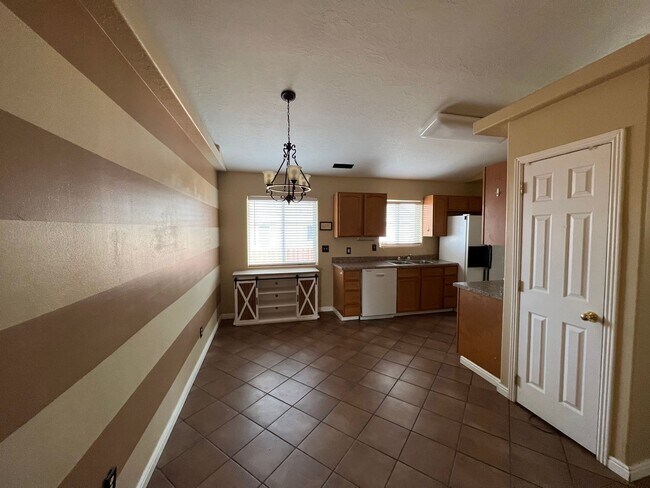 Foto del edificio - **Move-In Discount!** 3 Bedroom 2 bath with Garage