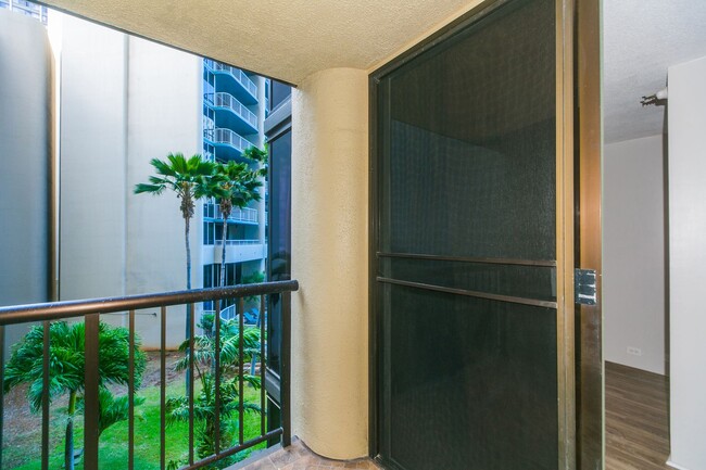 Building Photo - Terrific 1 BD / 1 BA Condo In A Prime Loca...