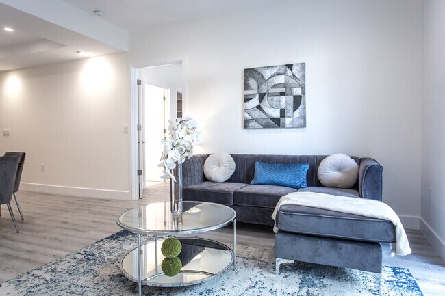 2HAB, 2BA - 1,299 ft² - 1237 S Holt Ave