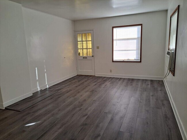 Building Photo - 245 E Hammel St