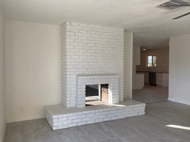 Building Photo - 4 Bedroom 2.5 Bath Home
