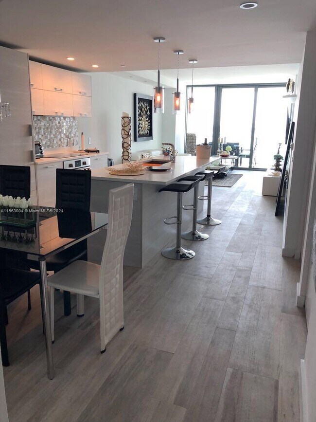 Foto del edificio - 650 NE 32nd St