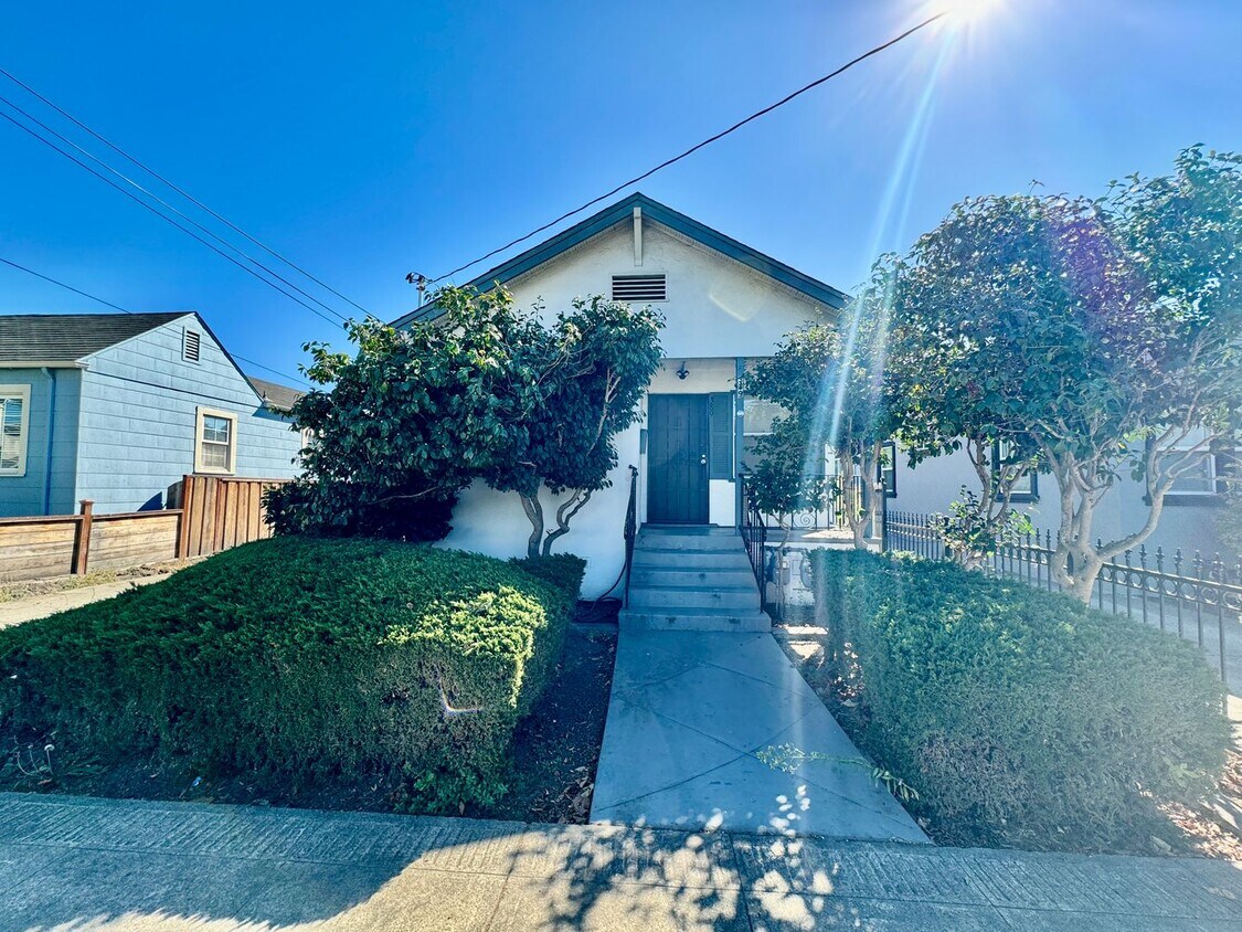 389 Warren Ave Apartment for Rent in San Leandro, CA