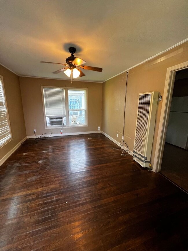 Building Photo - Laughlin-833/835 EN 15th