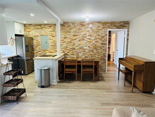 Foto del edificio - 17021 N Bay Rd