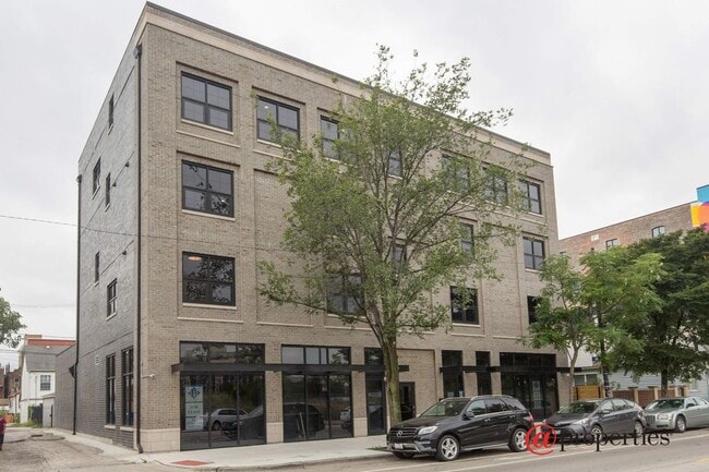Photo - 903 W 18th St Apartments
