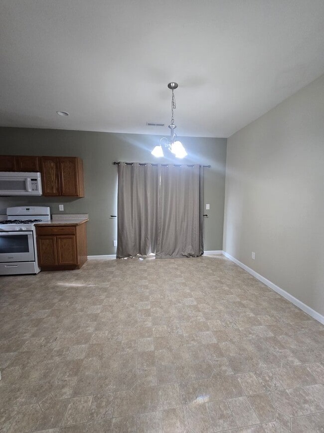 Building Photo - Amazing 4 bed/3 bath home