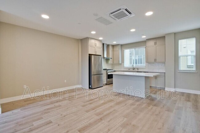 Building Photo - 549 Walker Dr