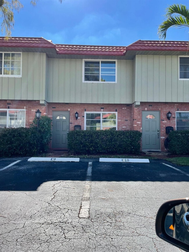 Building Photo - 156 NE 20th Ct