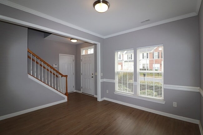Building Photo - Great 3 Bed 2.5 bath townhome in Sunset Po...