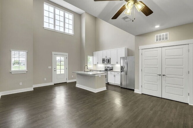 Building Photo - Modern 2-Bed, 2.5-Bath Townhouse Gem with Small Loft in Travelers Rest