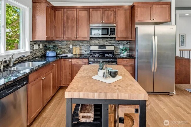 Building Photo - Alaska Junction - 3 bedroom and 2 1/2 bath...