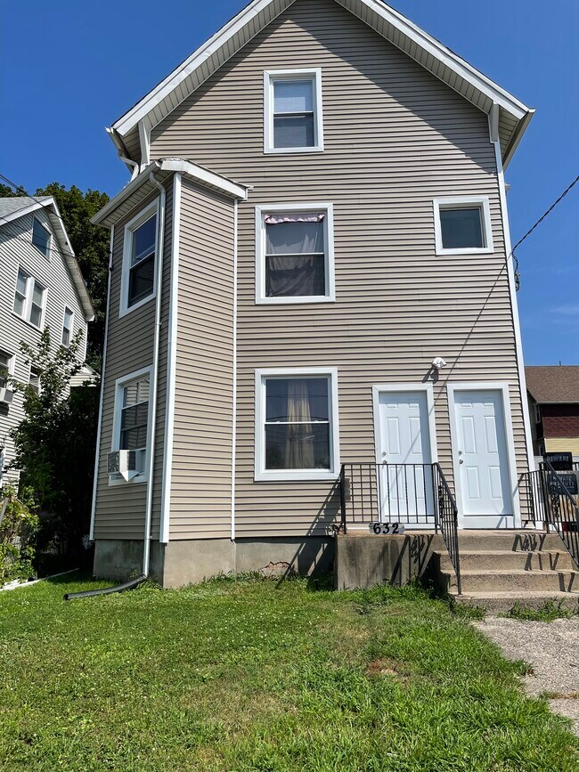 Building Photo - 632 E Main St